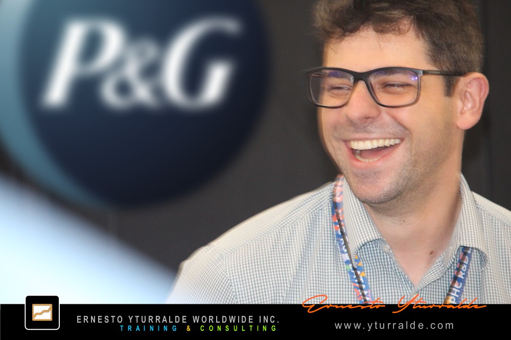 Facilitador inspirando a un equipo durante un Video Foro corporativo