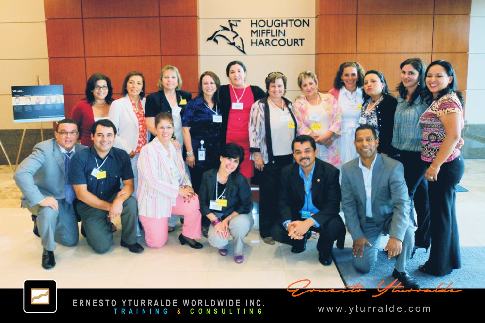 Facilitador liderando un Video Foro con metodología de Aprendizaje Experiencial